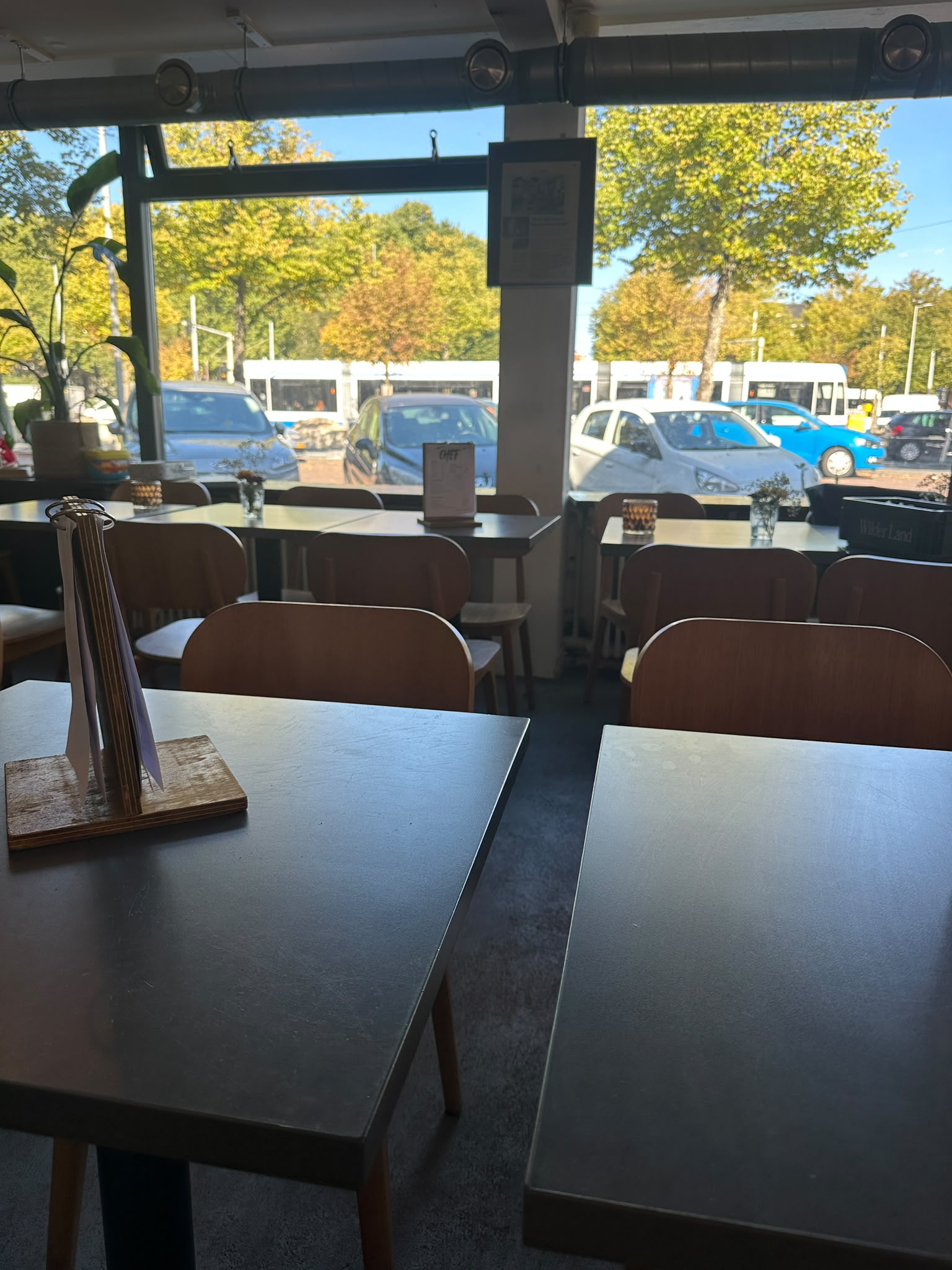 Het café in het gebouw met tafels en stoelen